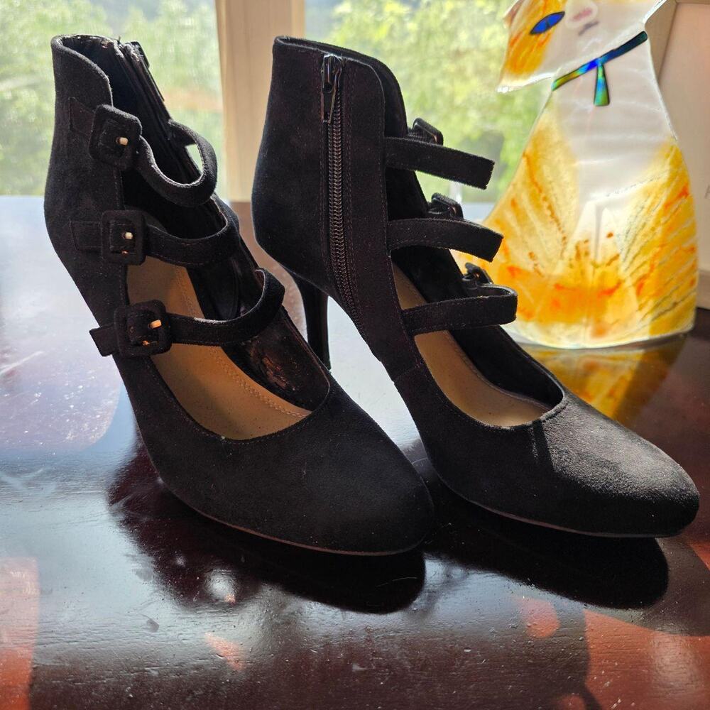 Black Mary Jane heels